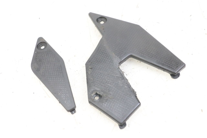 photo de RECHTER ZIJFRAMEKAP KAWASAKI VERSYS ABS 650 (2015 - 2018) - Detail van het onderdeel