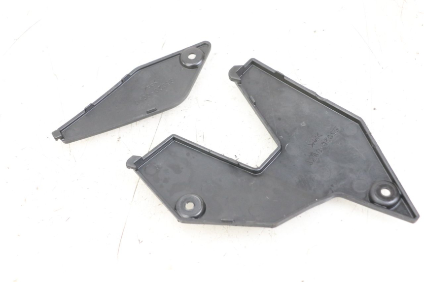 photo de RECHTER ZIJFRAMEKAP KAWASAKI VERSYS ABS 650 (2015 - 2018) - Zoom op gebruiksstaat