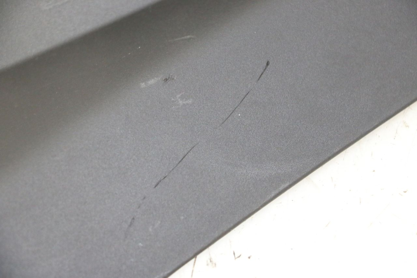 photo de RECHTER ZIJFRAMEKAP YAMAHA XMAX X-MAX 125 (2021 - 2025) - Zoom op gebruiksstaat