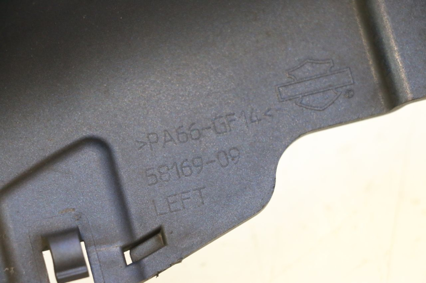 photo de LINKER ZIJFRAMEDEKSEL HARLEY DAVIDSON ROAD GLIDE FLTRXSE 1920 (2018 - 2022) - Detail van het onderdeel