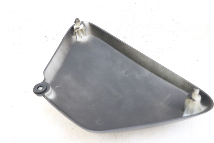 photo de RECHTER ONDERZITKAPJE ARCHIVE CAFE RACER 4T 50 (2019 - 2024) - Detail van het onderdeel