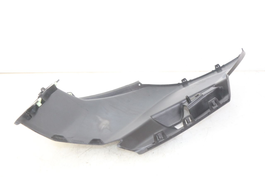 photo de RECHTER ZIJDE ONDERZITDEKSEL PEUGEOT CITYSTAR AIR 125 (2014 - 2017) - Zoom op gebruiksstaat