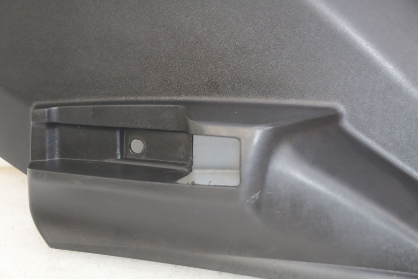 photo de RECHTER ZIJDE ONDERZITDEKSEL PEUGEOT CITYSTAR AIR 125 (2014 - 2017) - Markeringen en referenties