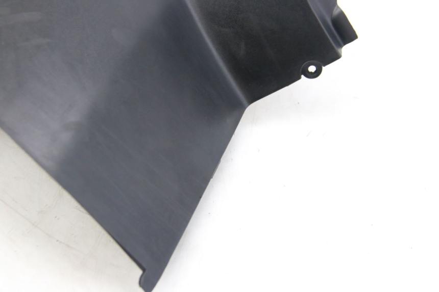 photo de RECHTER ZIJDE ONDERZITKAP PEUGEOT CITYSTAR 125 (2011 - 2017) - Detail van het onderdeel