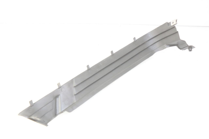 photo de RECHTER ZIJDE ONDERZITKAP SUZUKI CP 80 (1985 - 1996) - Detail van het onderdeel