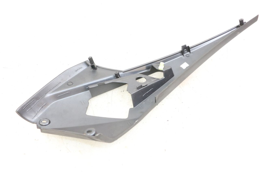 photo de RECHTER ZIJDE ONDERZITKAP PEUGEOT GEOPOLIS RS 125 (2007 - 2009) - Detail van het onderdeel