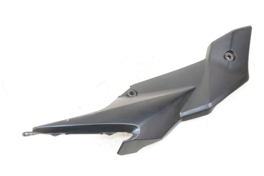 photo de RECHTER ZIJDE ONDERZITDEKSEL SUZUKI GSR 750 (2011 - 2017) - Detail van het onderdeel