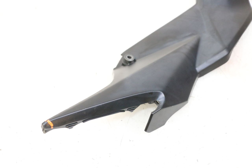 photo de RECHTER ZIJDE ONDERZITDEKSEL SUZUKI GSR 750 (2011 - 2017) - Detail van het onderdeel