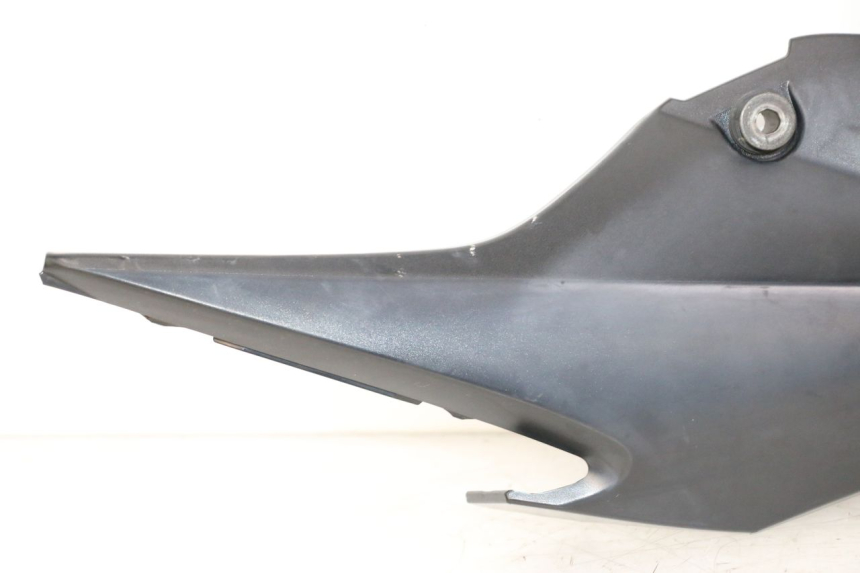 photo de RECHTER ZIJDE ONDERZITDEKSEL SUZUKI GSR 750 (2011 - 2017) - Kenmerkende details