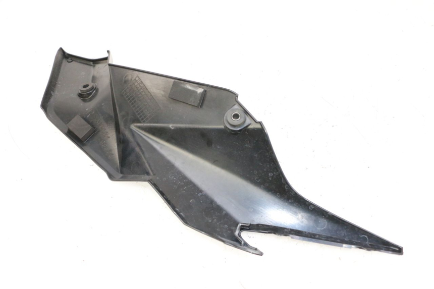 photo de RECHTER ZIJDE ONDERZITDEKSEL SUZUKI GSR 750 (2011 - 2017) - Bevestigingspunten