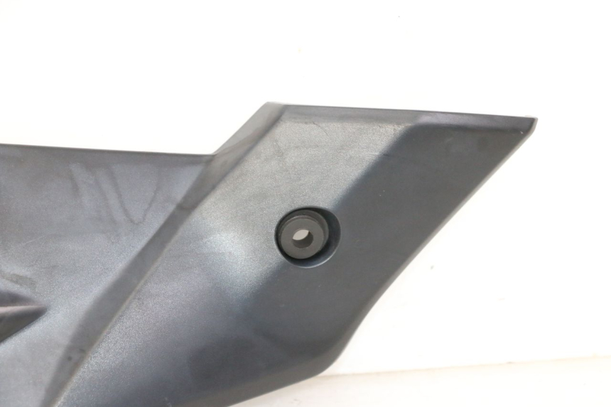 photo de RECHTER ZIJDE ONDERZITDEKSEL SUZUKI GSR 750 (2011 - 2017) - Gecontroleerd onderdeel