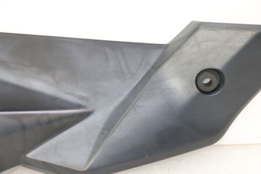 photo de RECHTER ZIJDE ONDERZITDEKSEL SUZUKI GSR 750 (2011 - 2017) - Markeringen en referenties