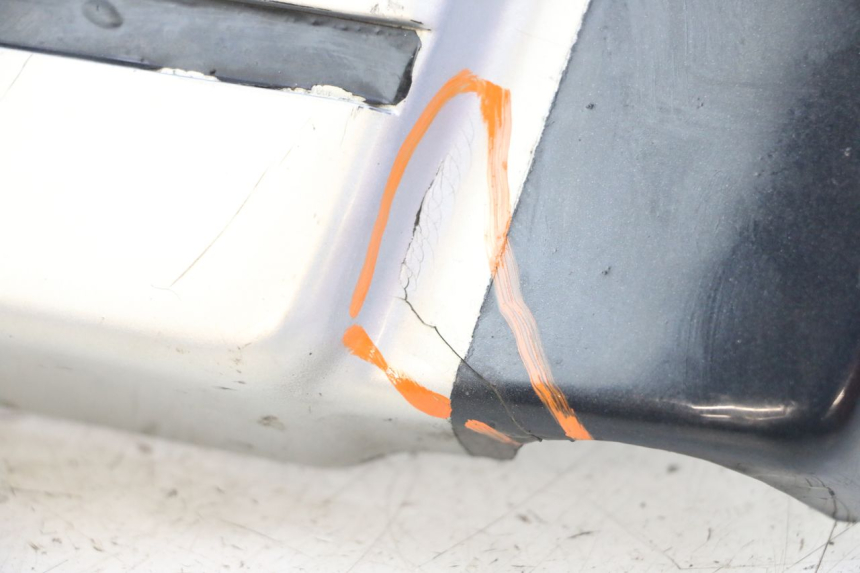 photo de RECHTER ONDERZITKAPJE SUZUKI GSX E 250 (1982 - 1983) - Bevestigingspunten