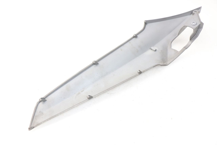 photo de RECHTER ZITPLAATDEKSEL SYM GTS EFI ABS 125 (2012 - 2016) - Detail van het onderdeel