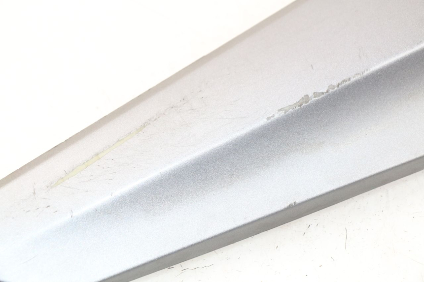 photo de RECHTER ZITPLAATDEKSEL SYM GTS EFI ABS 125 (2012 - 2016) - Detail van het onderdeel