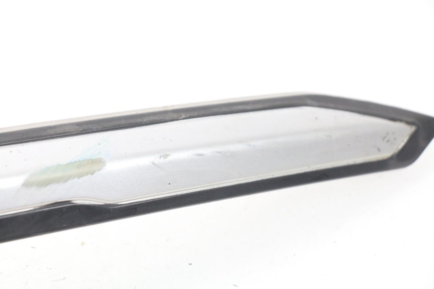 photo de RECHTER ONDERZITJEKAP SYM GTS EVO 125 (2009 - 2013) - Detail van het onderdeel