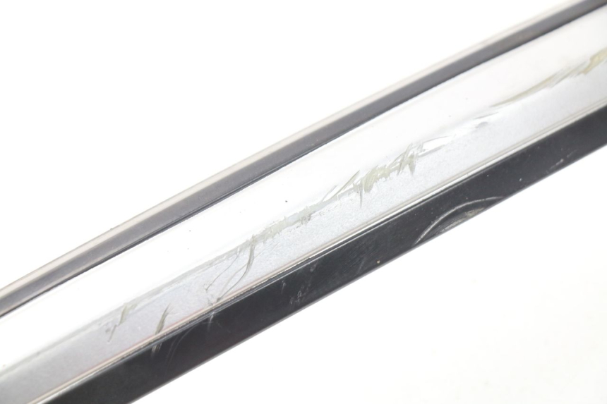 photo de RECHTER ONDERZITJEKAP SYM GTS EVO 125 (2009 - 2013) - Zoom op gebruiksstaat