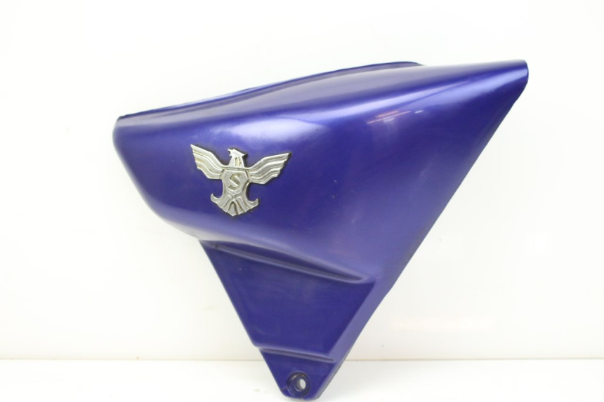 photo de RECHTER ZIJDE ONDERZITDEKSEL SYM HUSKY 125 (1999 - 2005) - Detail van het onderdeel