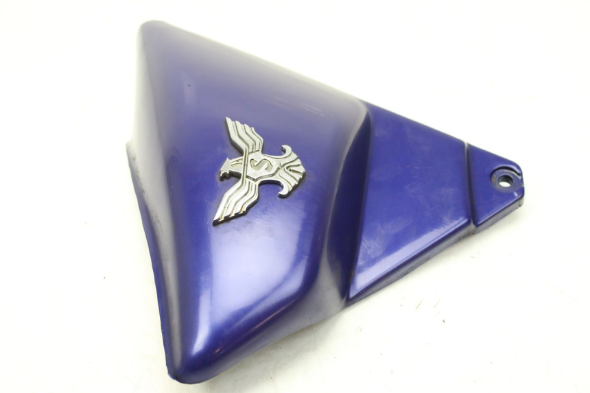 photo de RECHTER ZIJDE ONDERZITDEKSEL SYM HUSKY 125 (1999 - 2005) - Zoom op gebruiksstaat