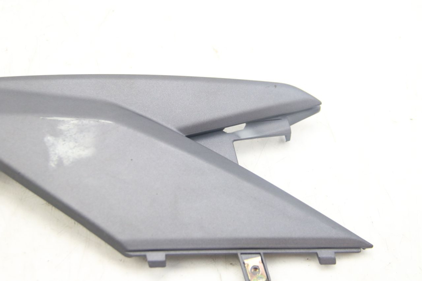 photo de RECHTER ZIJDE ONDERZITKAP SYM JET 4 4T 50 (2018 - 2021) - Detail van het onderdeel