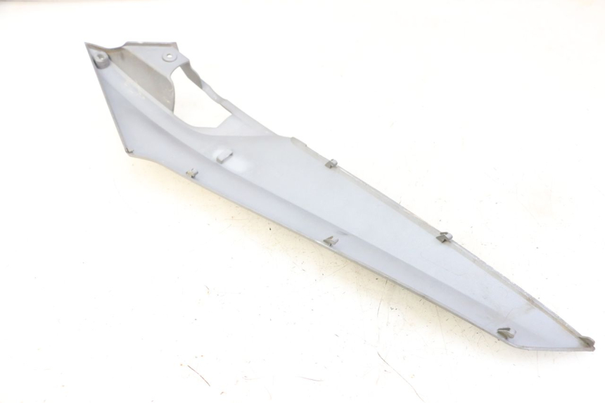 photo de RECHTER ZITPLAATDEKSEL SYM JOYMAX 125 (2010 - 2017) - Detail van het onderdeel