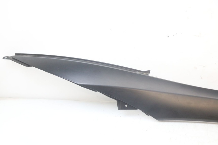 photo de RECHTER ZIJDE ONDERZITKAP PIAGGIO MP3 HPE 350 (2018 - 2020) - Detail van het onderdeel