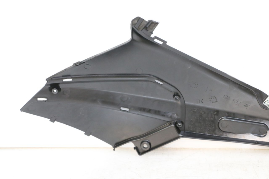 photo de RECHTER ZIJDE ONDERZITPLAATDEKSEL PIAGGIO NRG POWER PUREJET 50 (2018 - 2021) - Andere kijkhoek