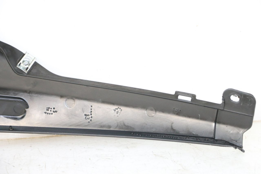 photo de RECHTER ZIJDE ONDERZITPLAATDEKSEL PIAGGIO NRG POWER PUREJET 50 (2018 - 2021) - Technische close-up