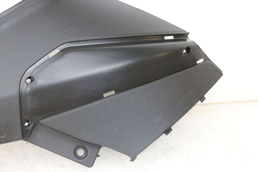 photo de RECHTER ZIJDE ONDERZITPLAATDEKSEL PIAGGIO NRG POWER PUREJET 50 (2018 - 2021) - Markeringen en referenties