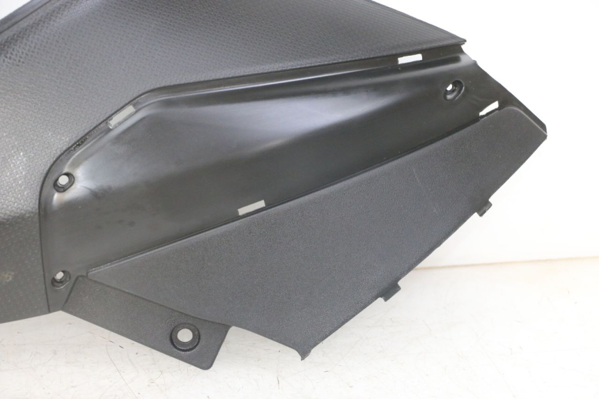 photo de RECHTER ZIJDE ONDERZITPLAATDEKSEL PIAGGIO NRG POWER PUREJET 50 (2018 - 2021) - Markeringen en referenties