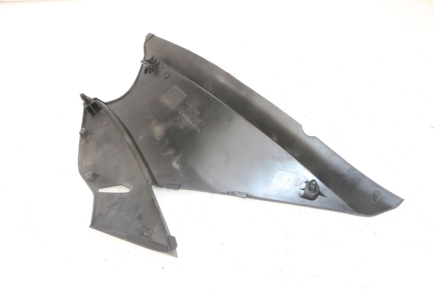 photo de RECHTER ZITPLAATDEKSEL HONDA NTV DEAUVILLE ABS 700 (2007 - 2016) - Detail van het onderdeel