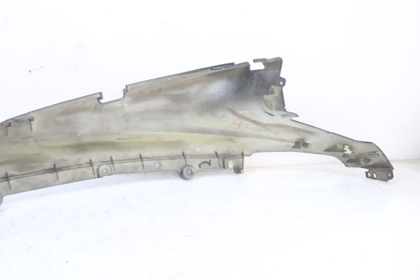 photo de RECHTER ZIJDE ONDERZITKAP PEUGEOT DJANGO 125 (2014 - 2017) - Staat van het oppervlak