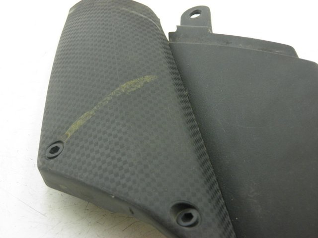 photo de RECHTER ZIJDE ONDERZITKAP PEUGEOT JET FORCE CARBU 50 (2003 - 2016) - Detail van het onderdeel