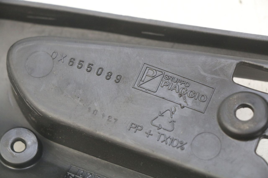 photo de RECHTER ZIJDE ONDERZITDEKSEL GILERA RUNNER SP 50 (2009 - 2017) - Detail van het onderdeel