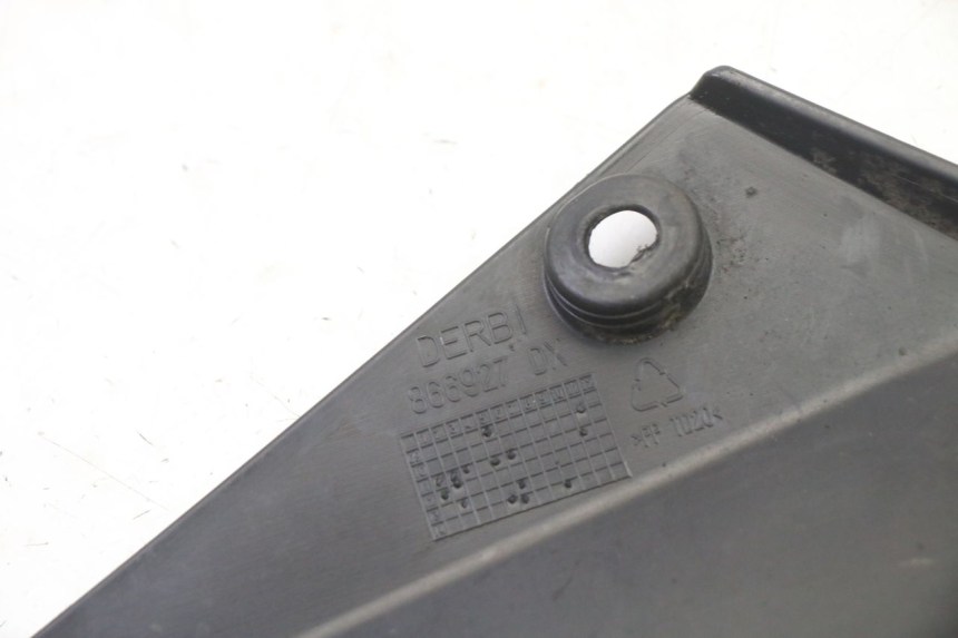 photo de RECHTER ZITPLAATDEKSEL GILERA SMT SUPERMOTARD 50 (2009 - 2017) - Bevestigingspunten