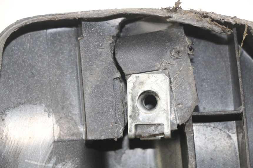 photo de RECHTER ZIJDE ONDERZITDEKSEL APRILIA SR 2T 50 (2012 - 2017) - Detail van het onderdeel