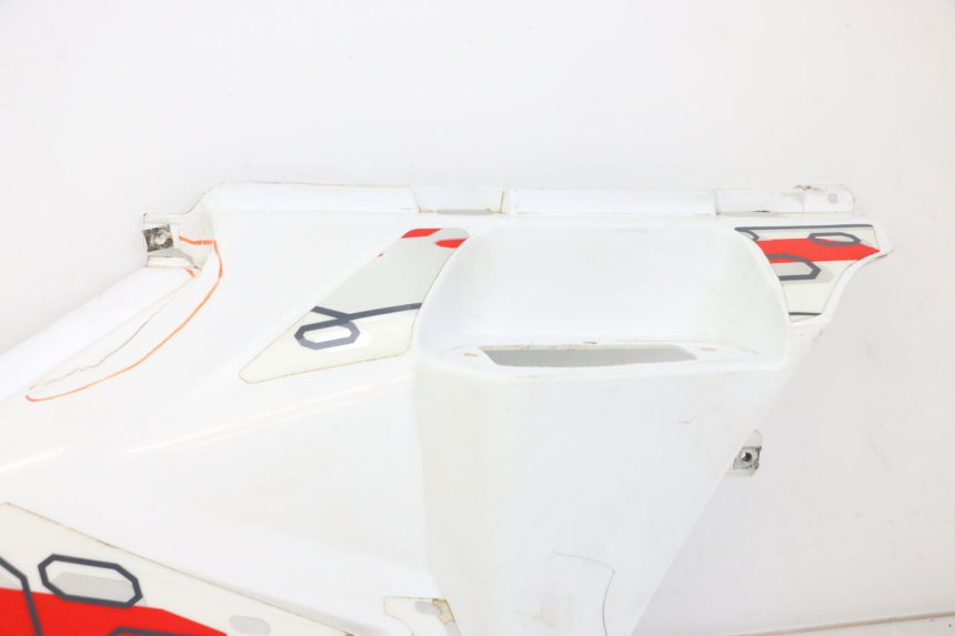 photo de RECHTER ZIJDE ONDERZITKAP HYTRACK ST 170 (2020 - 2024) - Markeringen en referenties