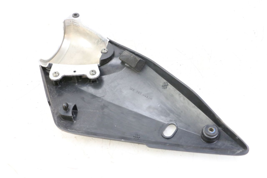 photo de RECHTER ZIJDE ONDERZITKAP SUZUKI GSF S BANDIT 600 (2000 - 2004) - Detail van het onderdeel