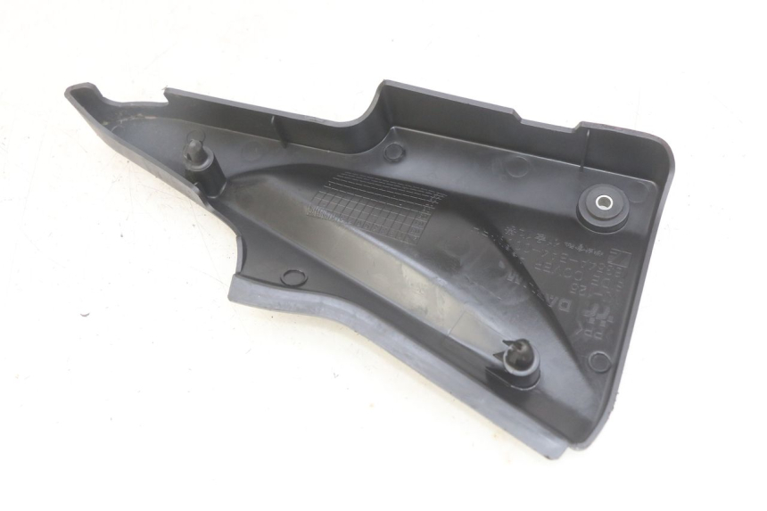 photo de RECHTER ZIJDE ONDERZITDEKSEL DAELIM VJ ROADWIN FI 125 (2008 - 2017) - Detail van het onderdeel