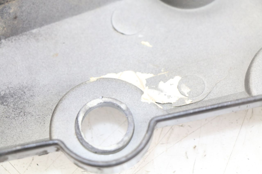 photo de RECHTER ZITPLAATDEKSEL SYM WOLF SB 125 (2011 - 2018) - Detail van het onderdeel