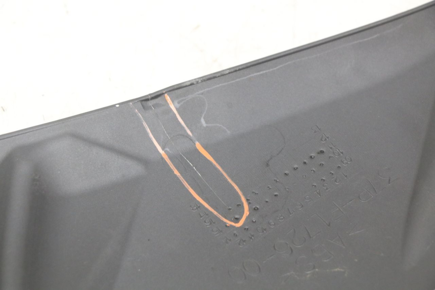 photo de RECHTER ZIJDE ONDERZITKAP YAMAHA X-MAX XMAX 125 (2010 - 2013) - Detail van het onderdeel