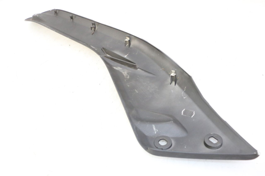 photo de RECHTER ZIJDE ONDERZITKAP YAMAHA X-MAX XMAX 125 (2010 - 2013) - Detail van het onderdeel