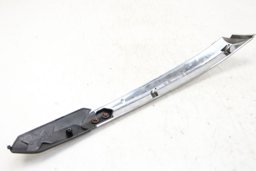 photo de RECHTER ONDERZITKAPJE PIAGGIO XEVO - X EVO 125 (2007 - 2017) - Detail van het onderdeel