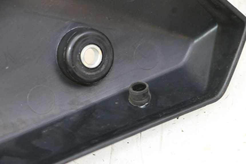 photo de RECHTER ZIJDE ONDER ZADELDOP YAMAHA XJ6 ABS 600 (2008 - 2016) - Detail van het onderdeel