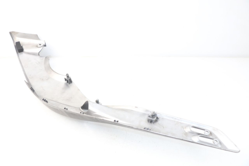 photo de RECHTER ZIJDE ONDERZITKAP YAMAHA XP T-MAX TMAX ABS 500 (2004 - 2007) - Detail van het onderdeel