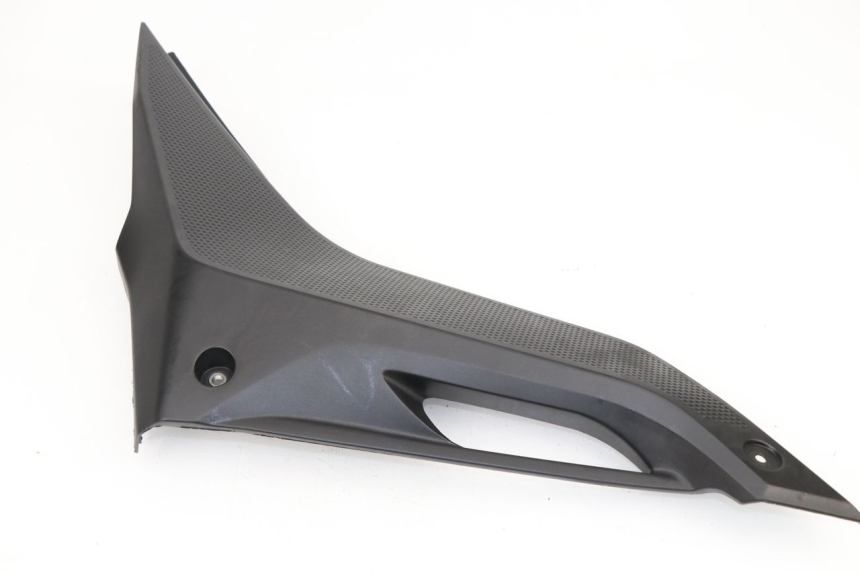 photo de RECHTER ONDERZITKAPJE YAMAHA YZF R 125 (2008 - 2013) - Detail van het onderdeel