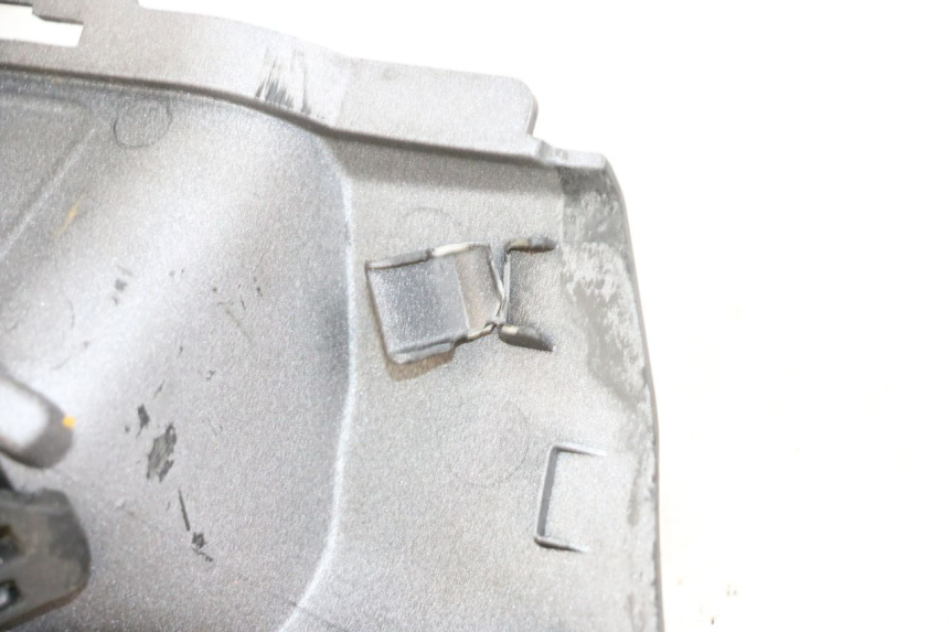 photo de KAPJE ONDER ZITPLAATS LINKS SUZUKI BURGMAN 650 (2013 - 2020) - Zoom op gebruiksstaat