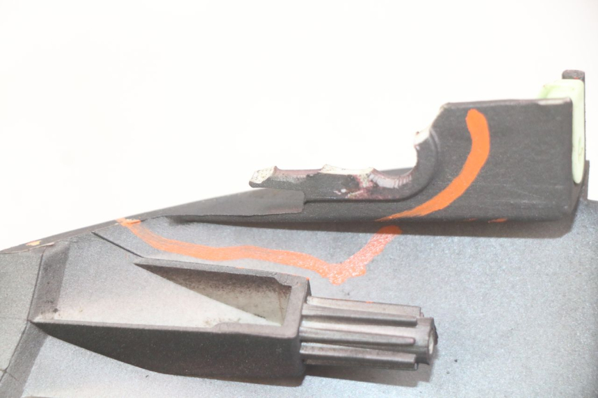 photo de KAPJE ONDER ZITPLAATS LINKS PEUGEOT DJANGO 4T 50 (2014 - 2019) - Andere kijkhoek