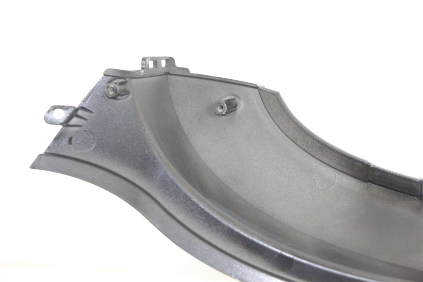 photo de KAPJE ONDER ZITPLAATS LINKS SYM FIDDLE 3 III 125 (2014 - 2020) - Detail van het onderdeel