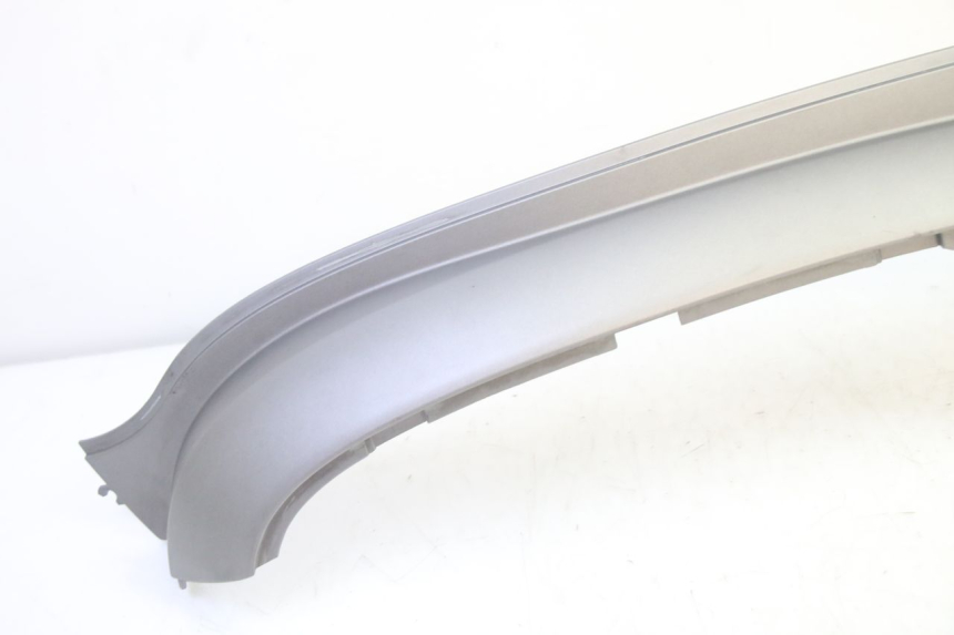 photo de KAPJE ONDER ZITPLAATS LINKS SYM FIDDLE 3 III 125 (2014 - 2020) - Detail van het onderdeel